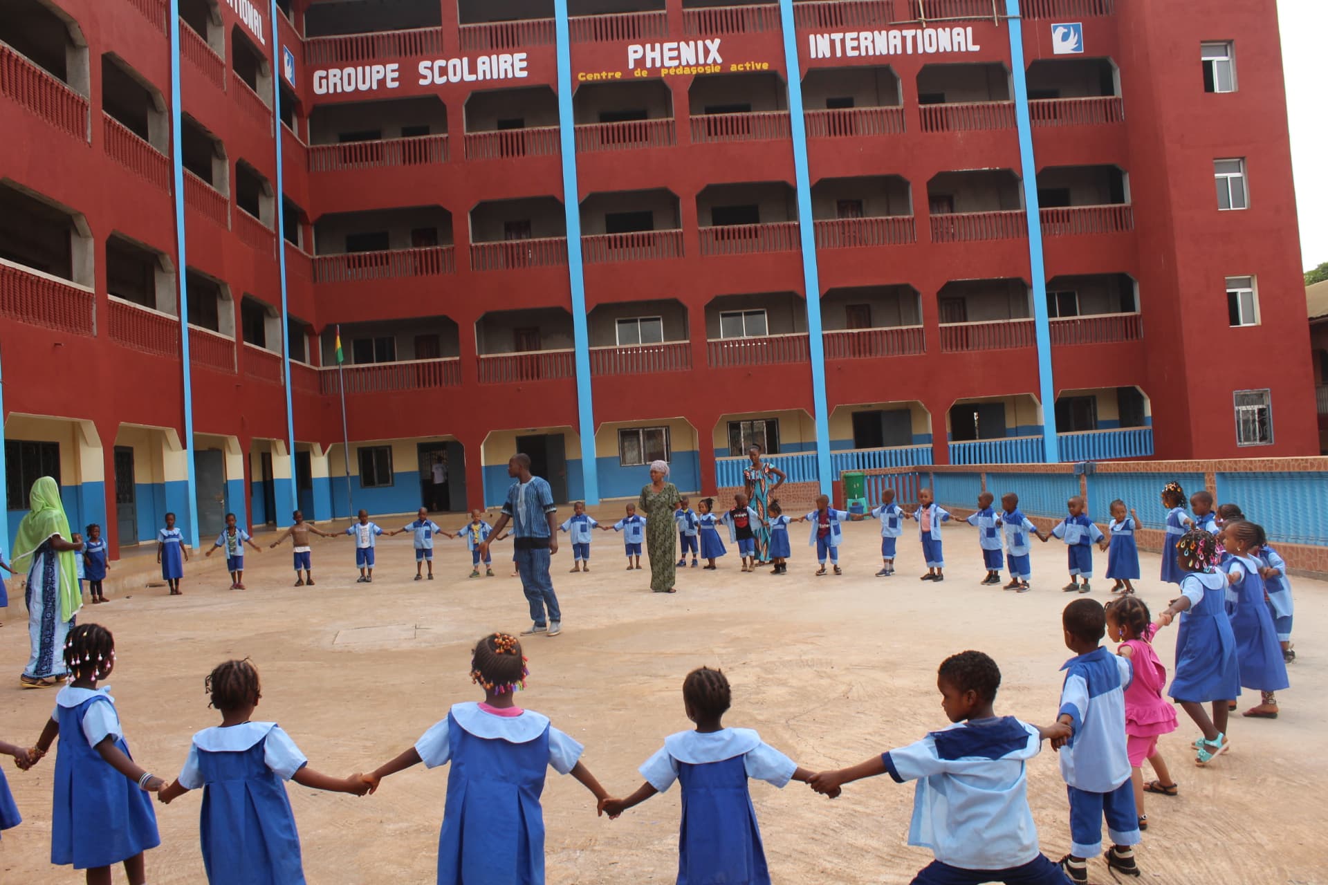 Campus de l'École Phénix International — élèves dans la cour