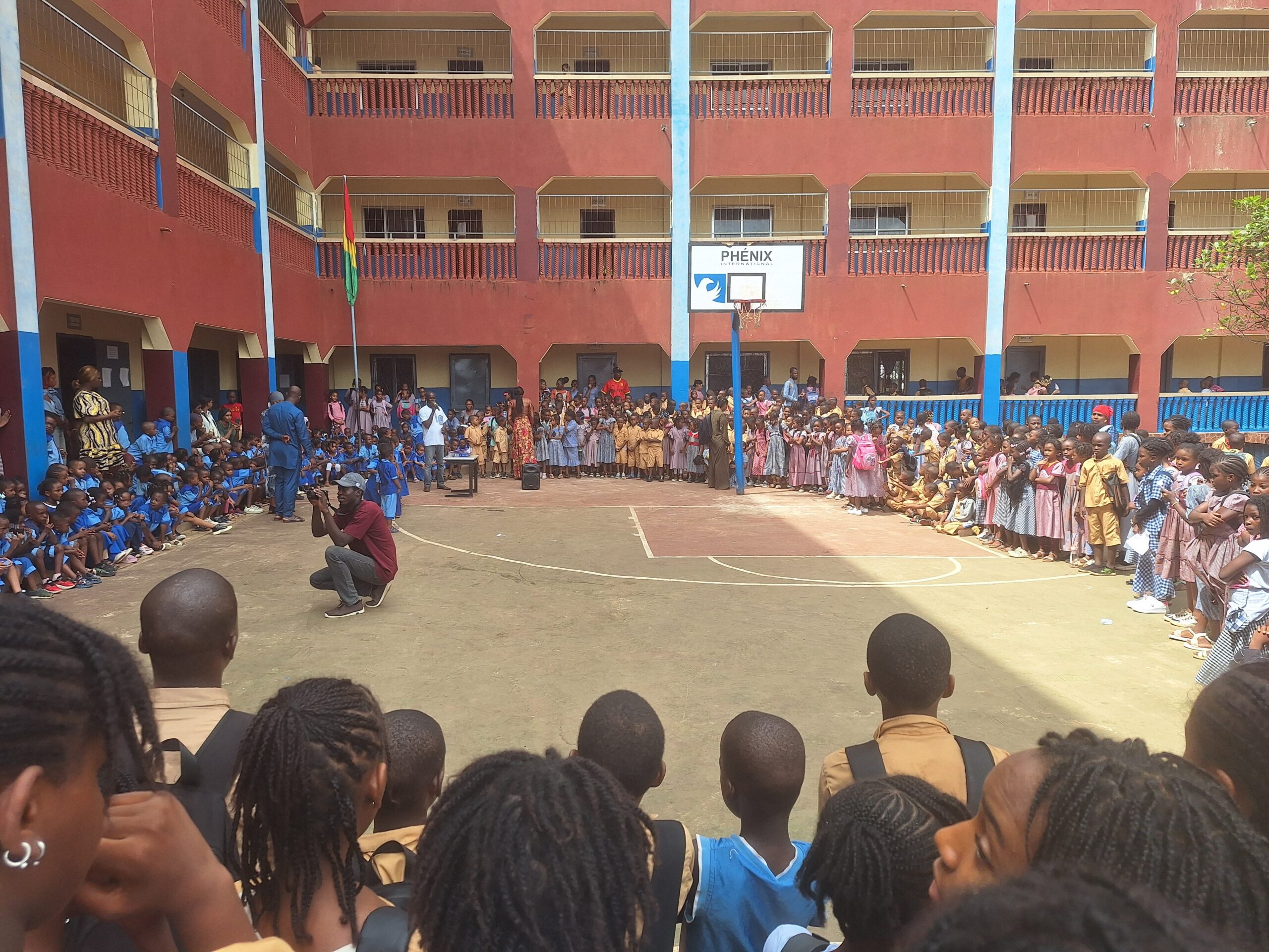Rassemblement dans la cour, mai 2025